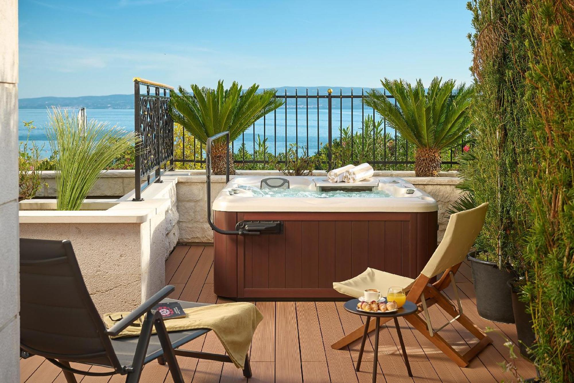 Garden Deluxe Suite Sea Front and Outdoor Jacuzzi