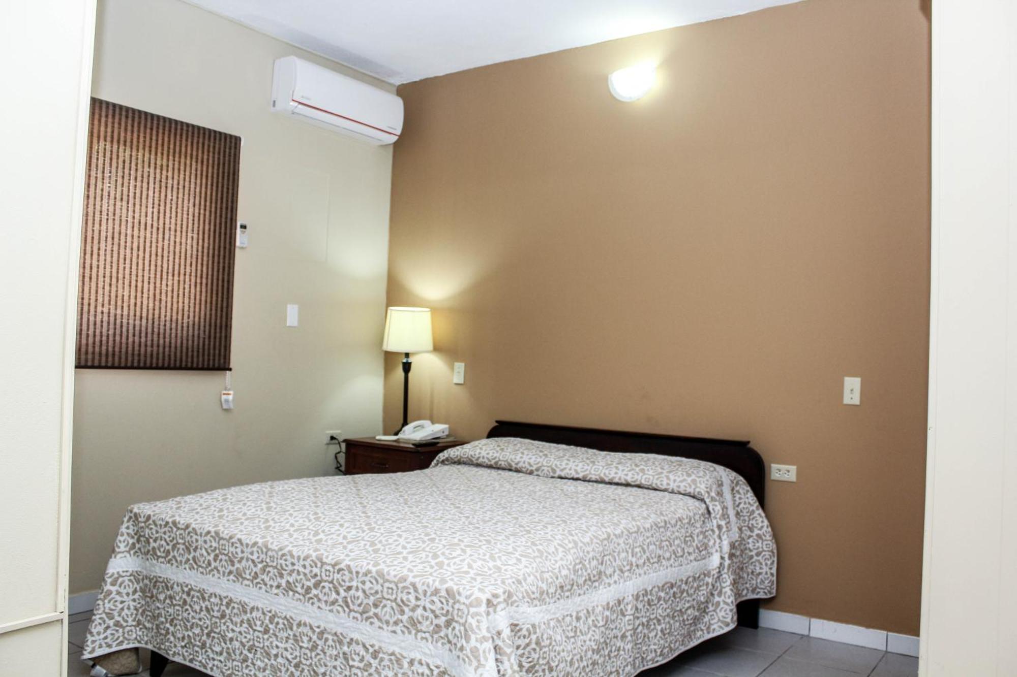 Habitación con cama grande