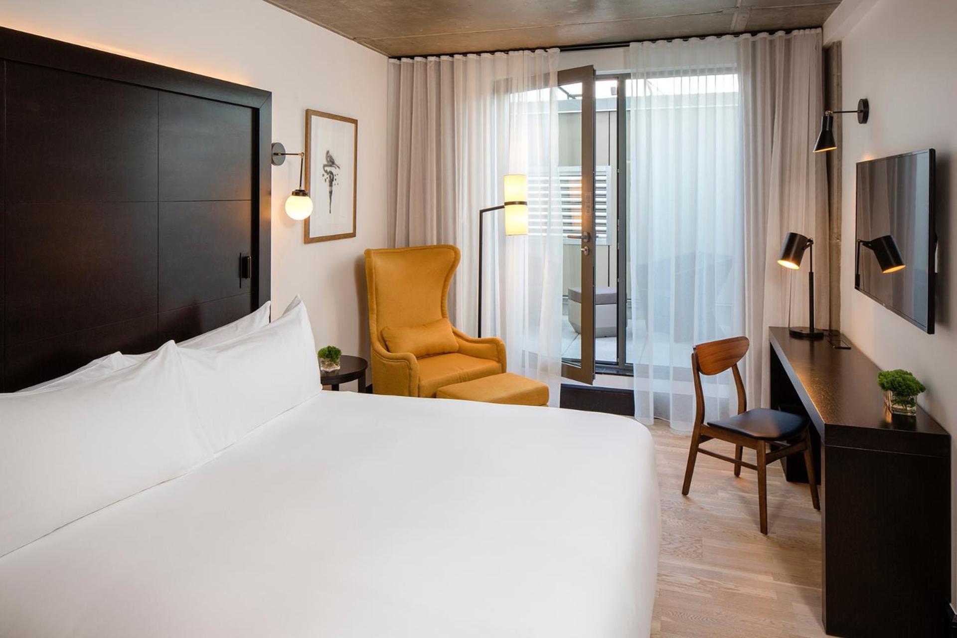 Deluxe Zimmer mit Kingsize-Bett und Balkon