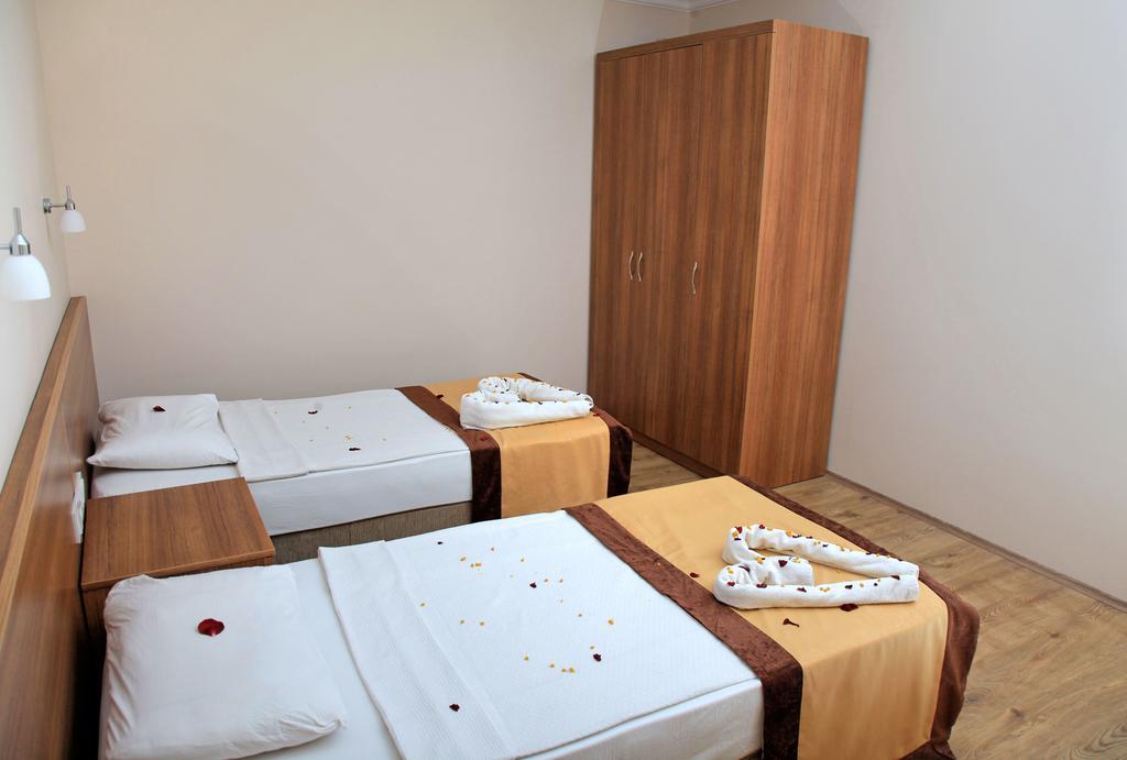 One-Bedroom Apartment with Balcony with Garden View