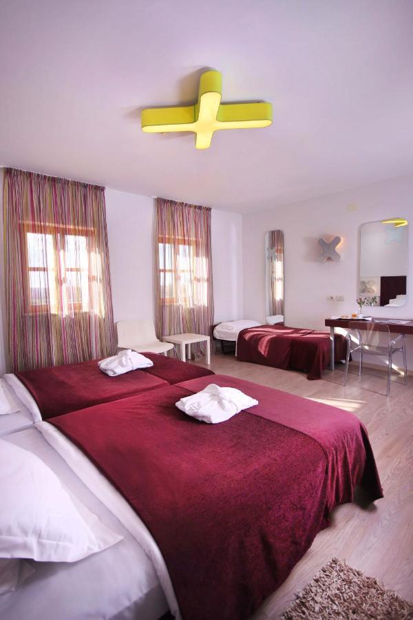 Deluxe Doppel-/Zweibettzimmer mit Poolblick