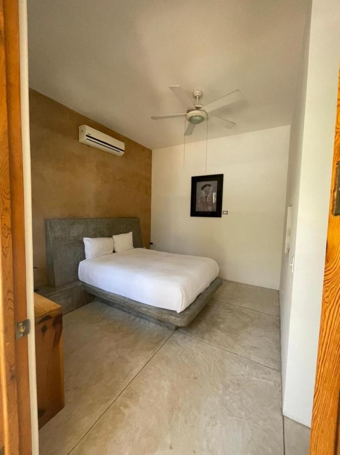 Habitación con cama grande