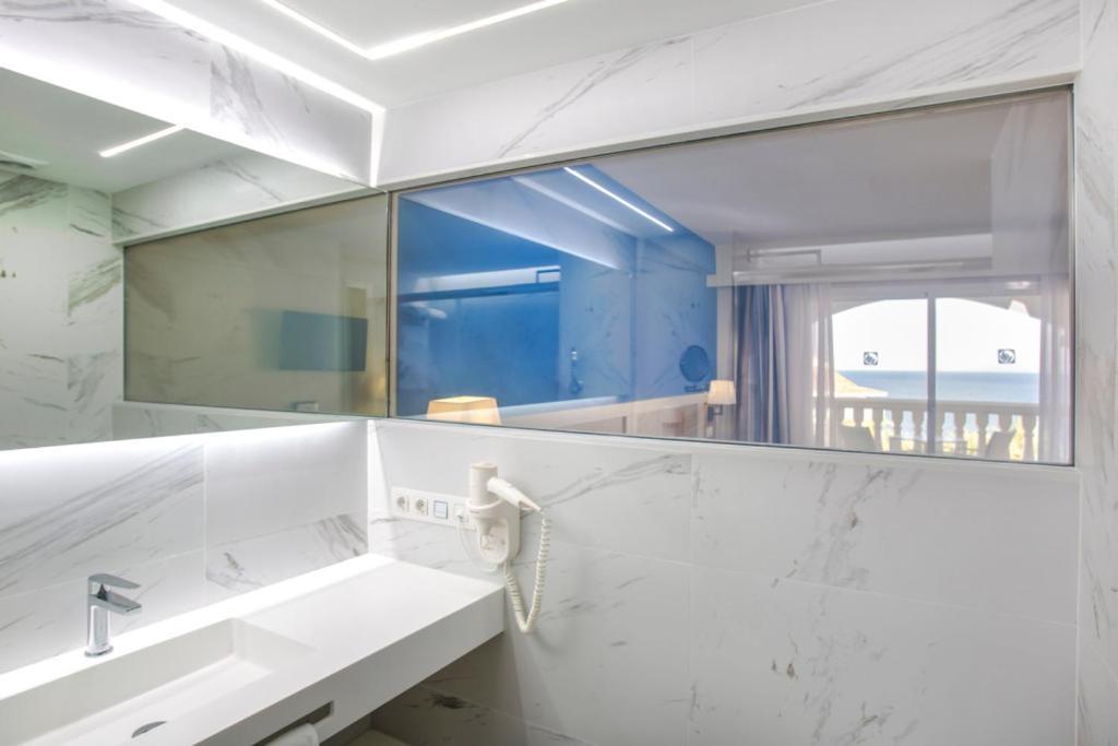Habitación Doble con vistas al mar (3 adultos + 1 niño) - 2 camas