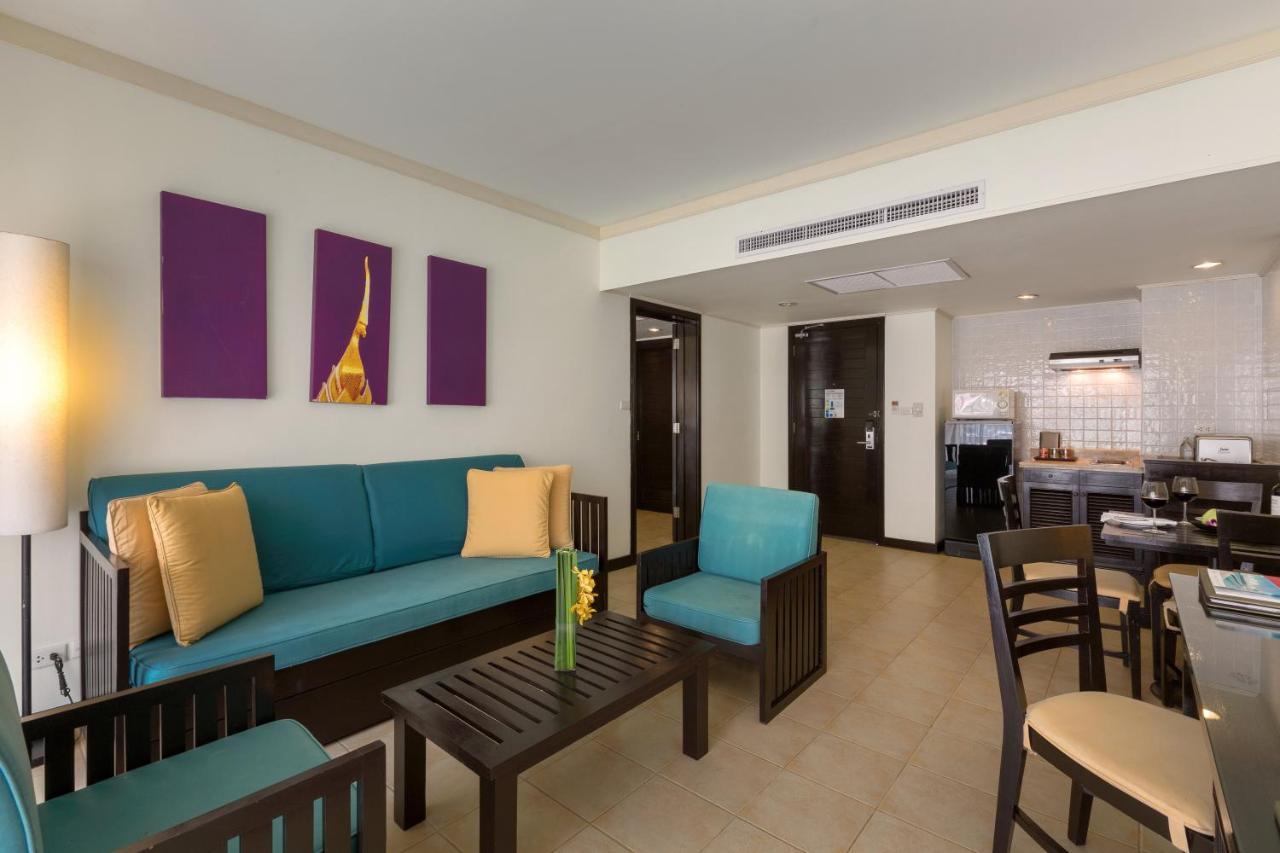 ONE BEDROOM FAMILY SUITE POOLSIDE KING