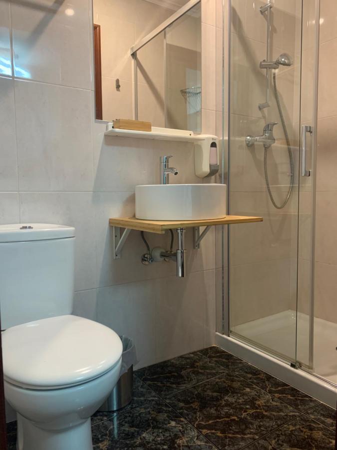 Tweepersoonskamer met 2 Aparte Bedden en Eigen Badkamer
