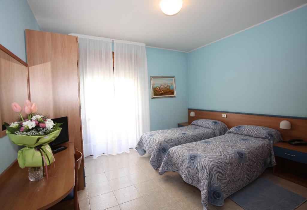 Standard Double or Twin Room,12346457:JPEG