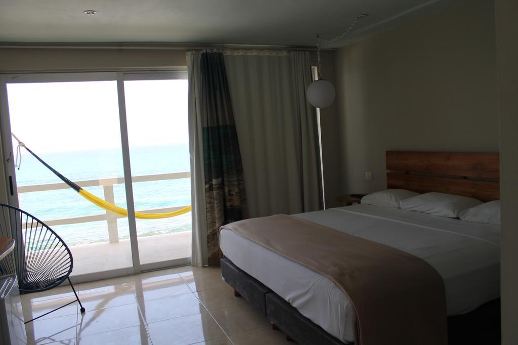 Habitación con cama extragrande y vistas al mar