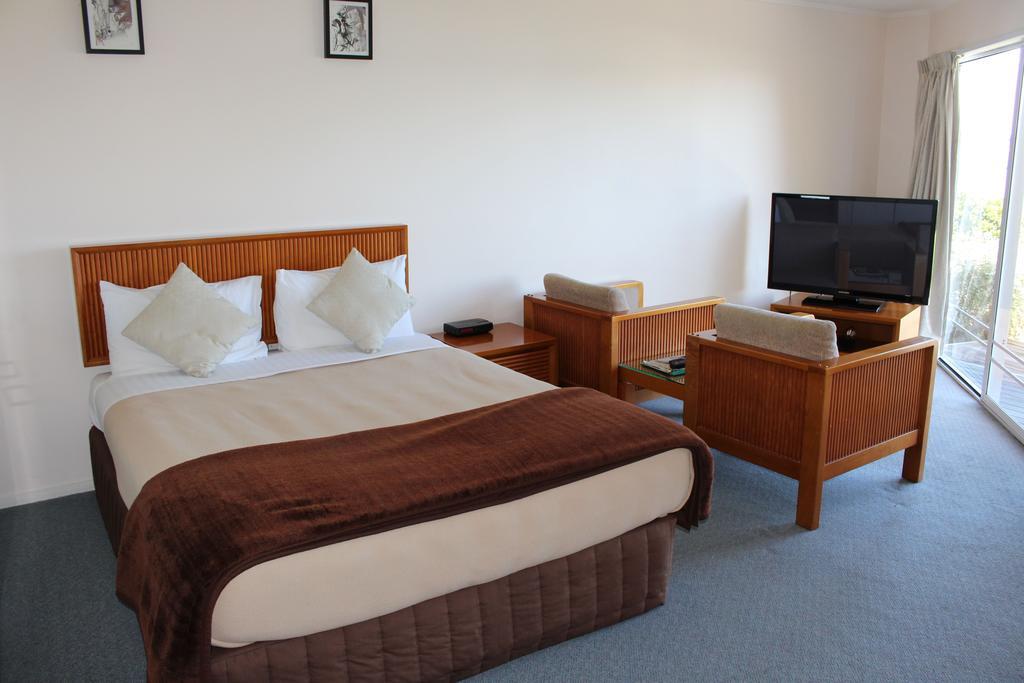 One-Bedroom Suite Sea View