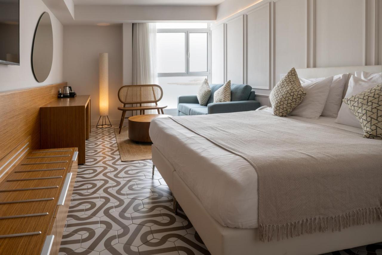 Deluxe Kamer met een Zwembad en Uitzicht op Zee