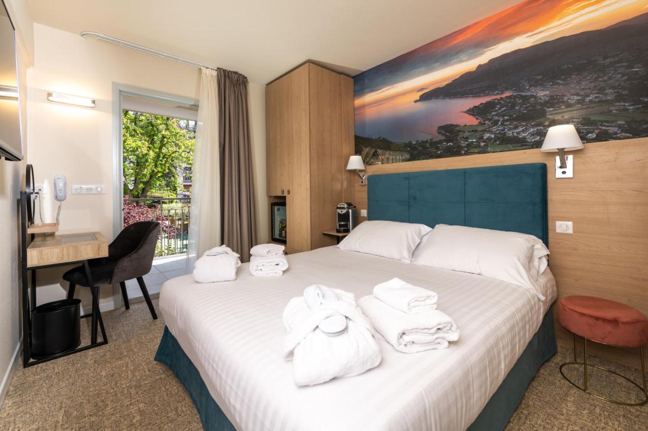 Superior Kamer met Queensize Bed, Balkon en Uitzicht op de Tuin