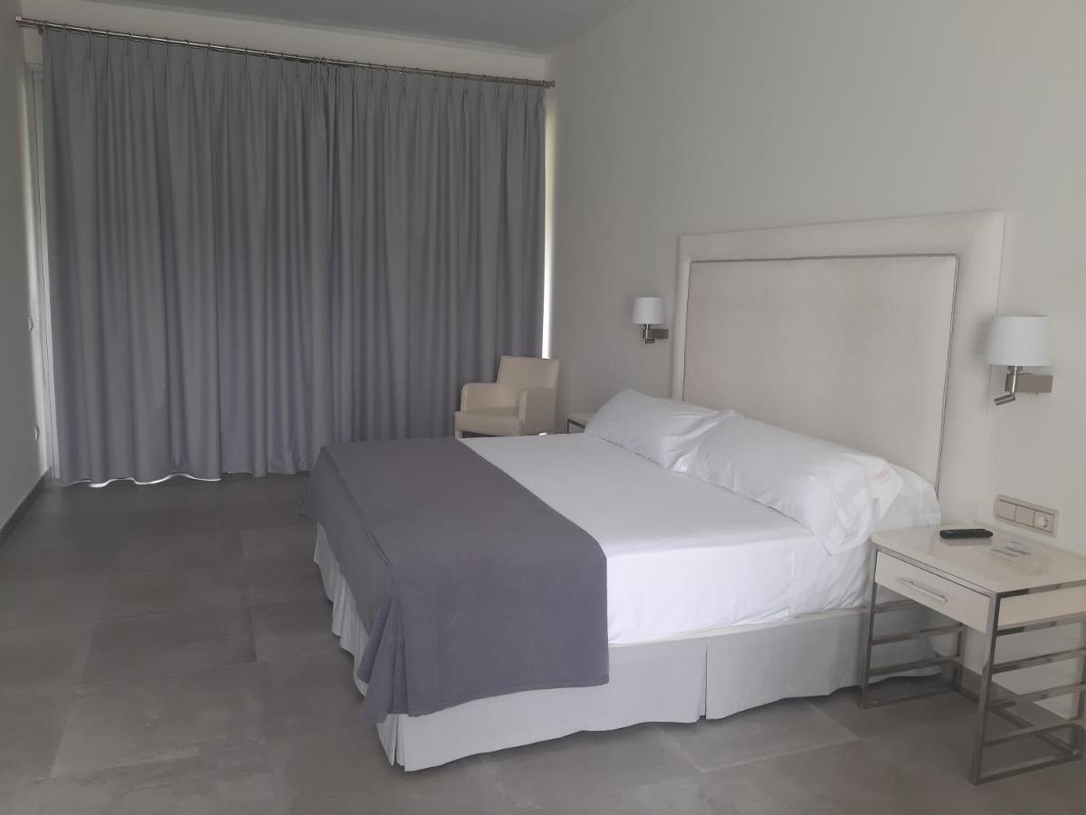 Habitación con cama extragrande y vistas al jardín
