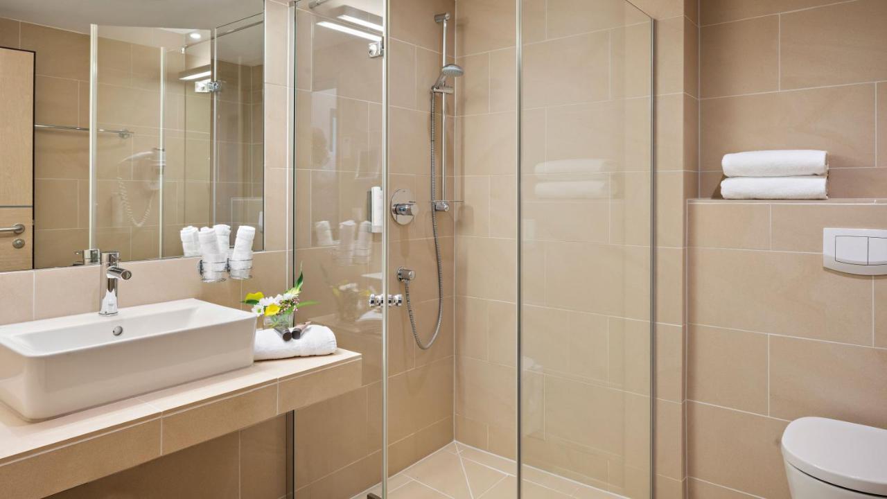 Deluxe Suite Spa Bath,1244474809:JPEG