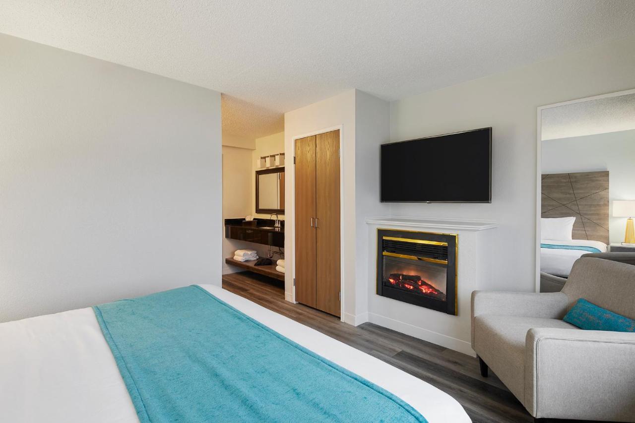 One King Bed w or Fireplace Sitting Room Non-smoking,1451096896:JPEG