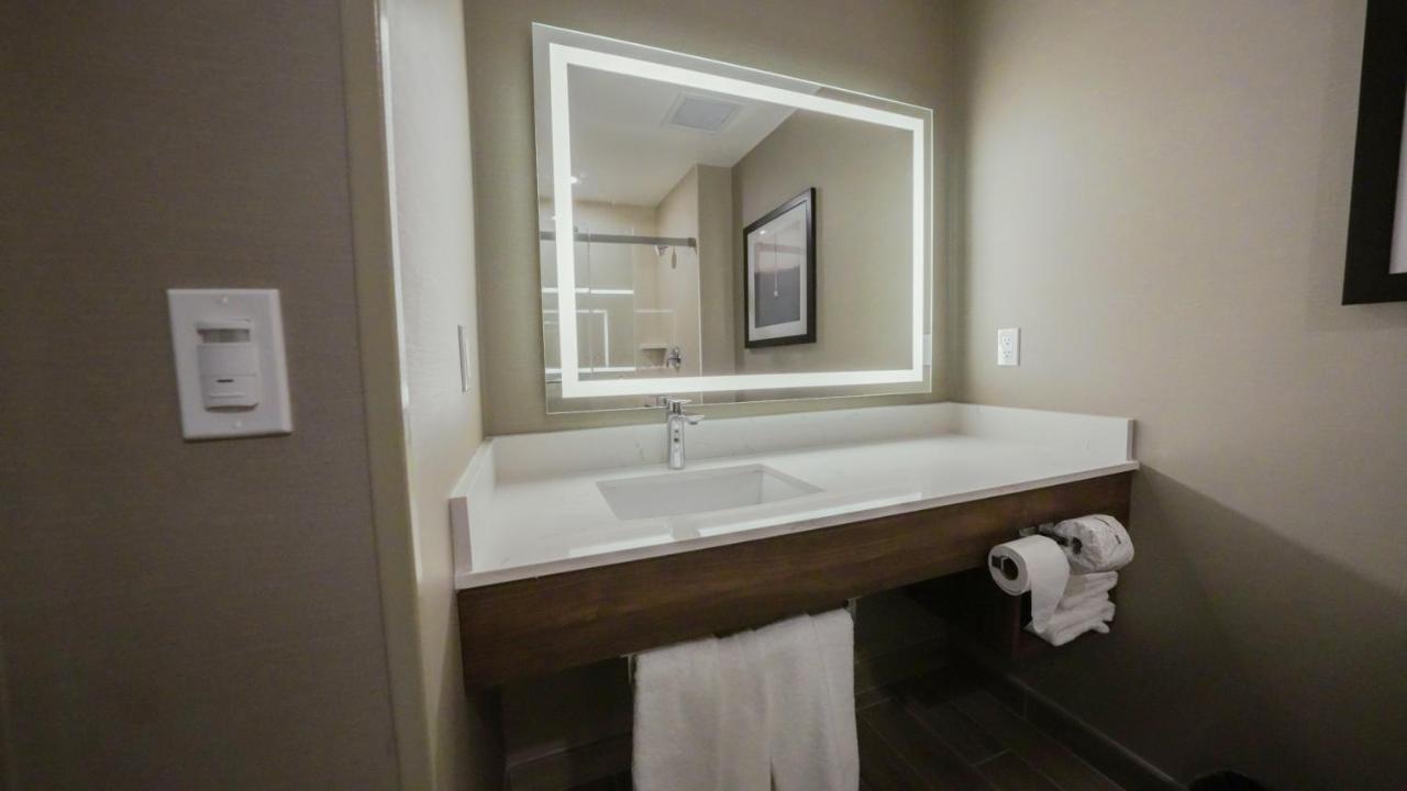 1 King Bed, Partial Ocean View Room, Non-Smoking