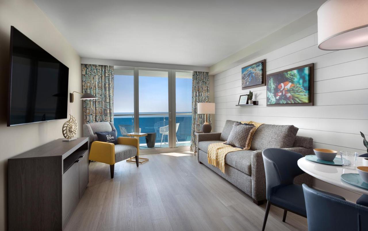 Suite con cama grande y balcón