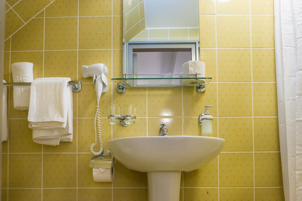 Small Double or Twin Room,257899169:JPEG