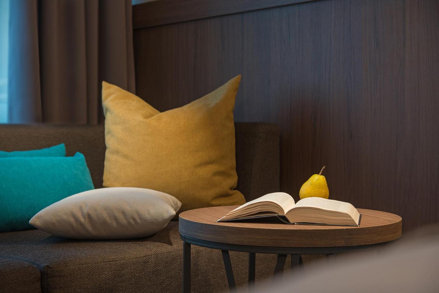 Deluxe Twin Room with Street View and Balcony - Free Pool Access & Free WiFI