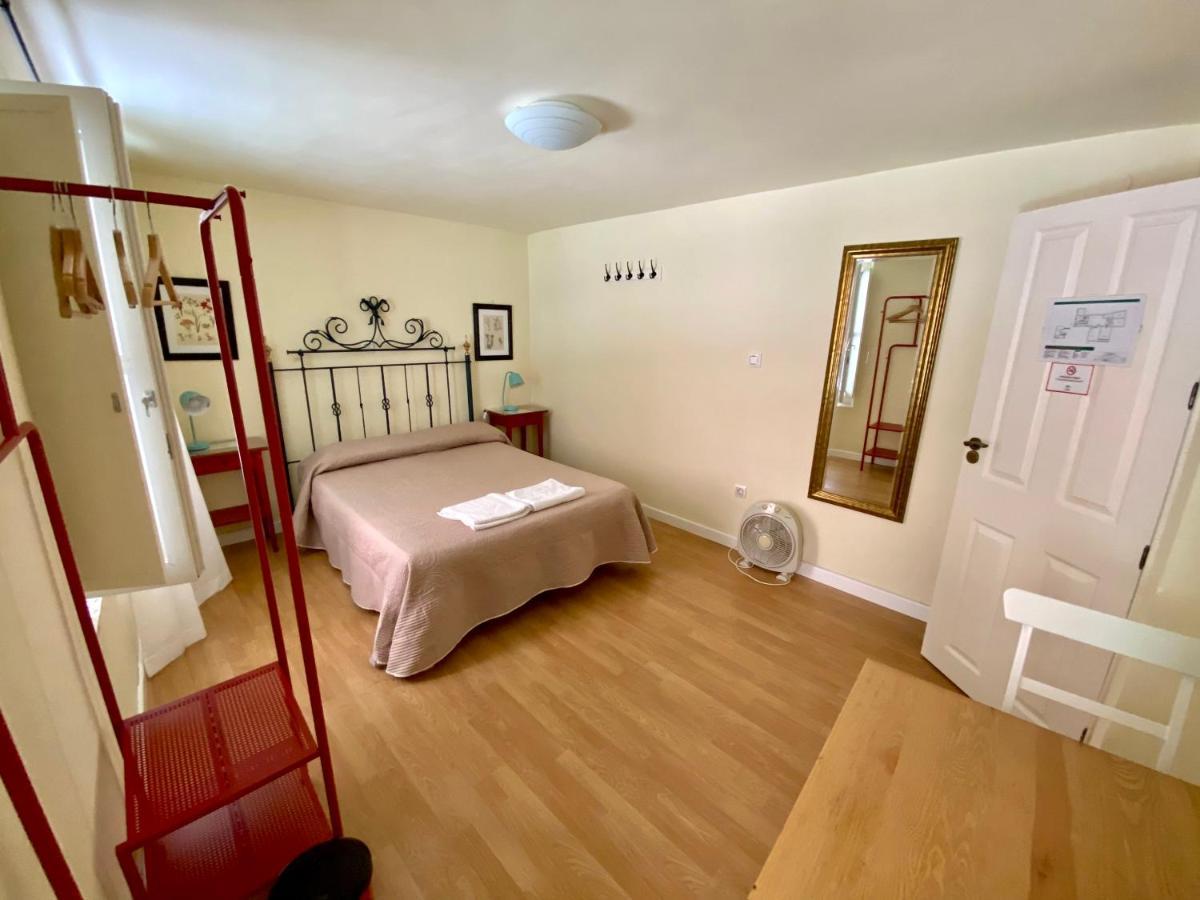 Habitación doble económica con baño compartido (sin TV, sin lavabo)