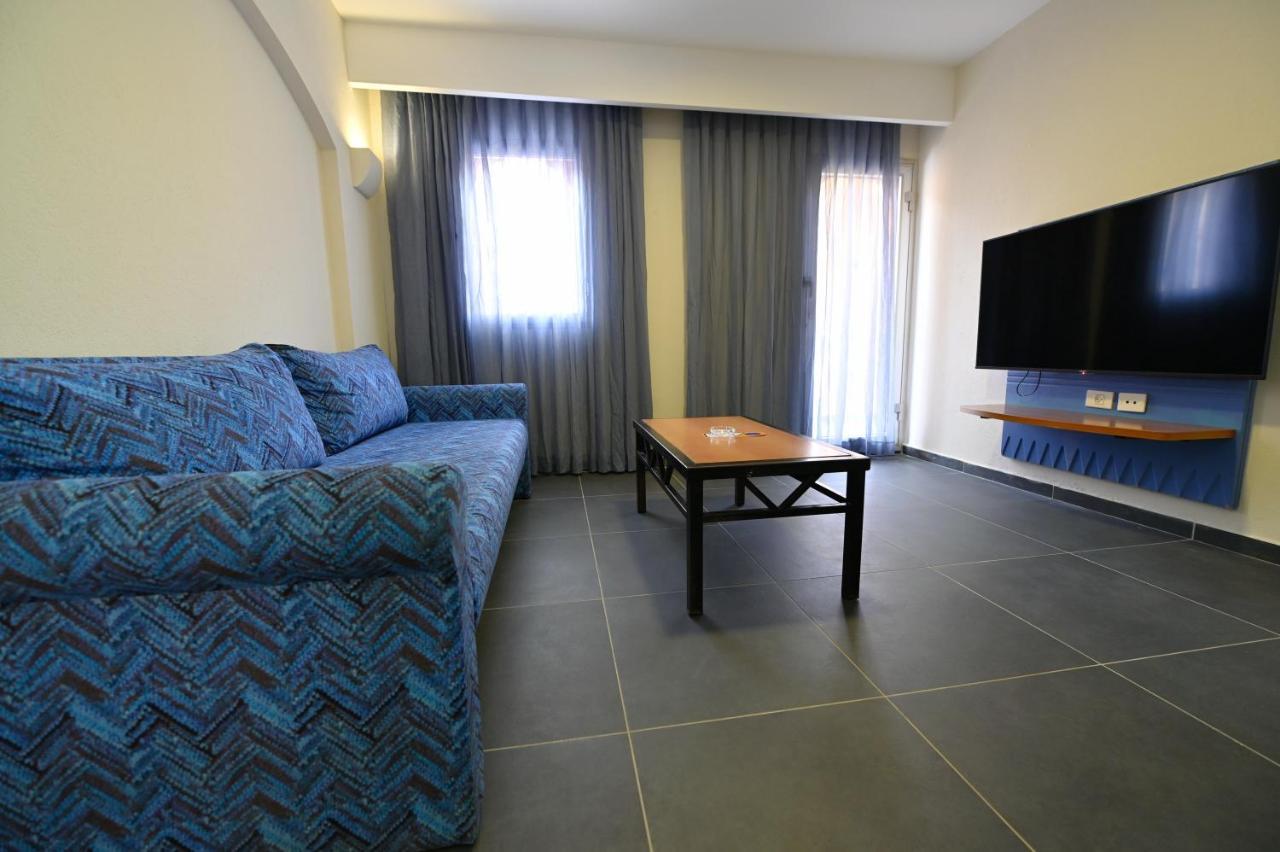 Three-Room Villa Balcony 60m²