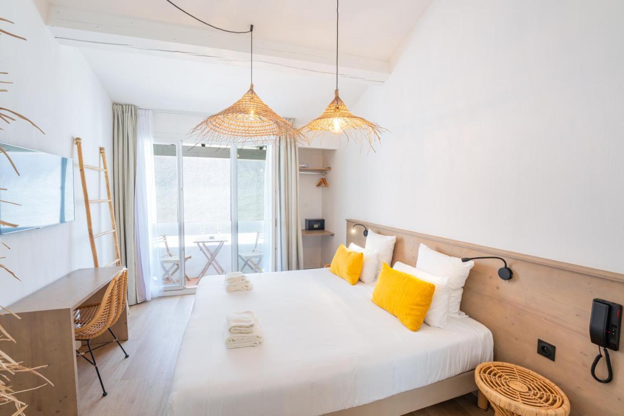 Zimmer mit Kingsize-Bett und Balkon