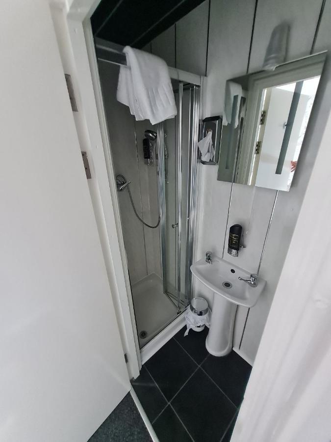 Familienzimmer mit Verbindungstür und Meerblick