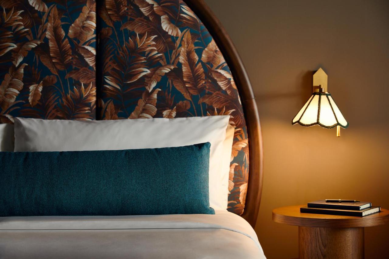 Suite con cama grande y balcón