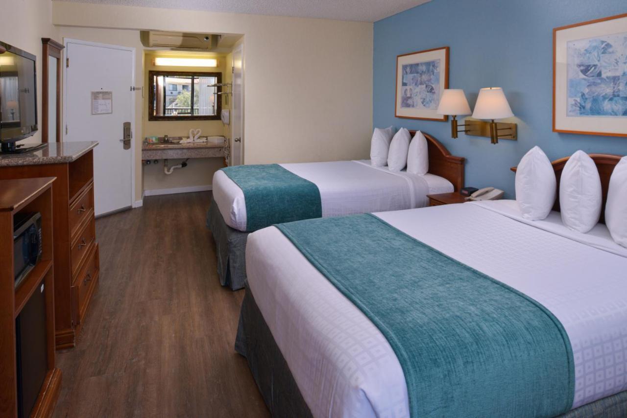 Habitación con cama grande y balcón