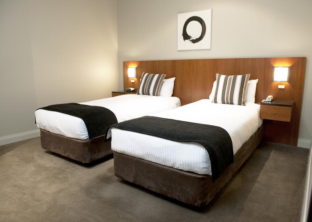 Two-Bedroom Apartment with One Queen Bed and Two Single Beds