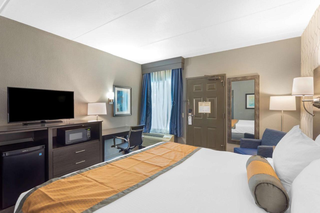 King Room with Roll-In Shower - Mobility Accessible/First Floor