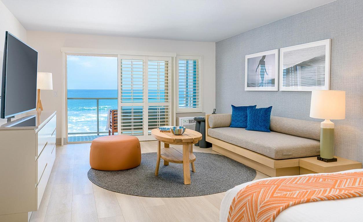 Habitación con cama extragrande y vistas al mar