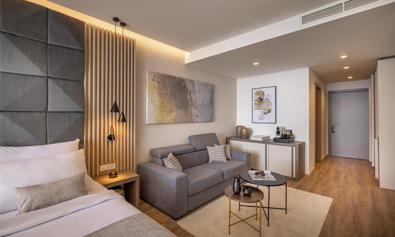 Habitación Deluxe con balcón y vistas parciales al mar