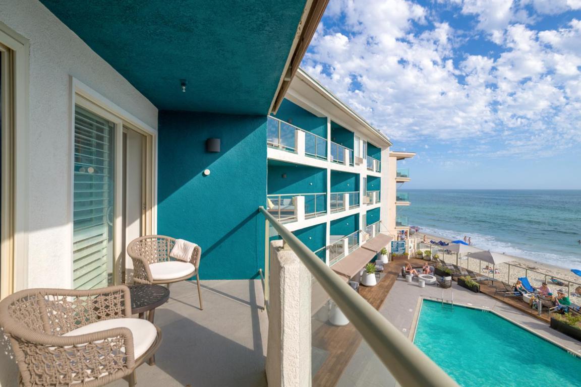 Habitación con cama extragrande y vistas al mar