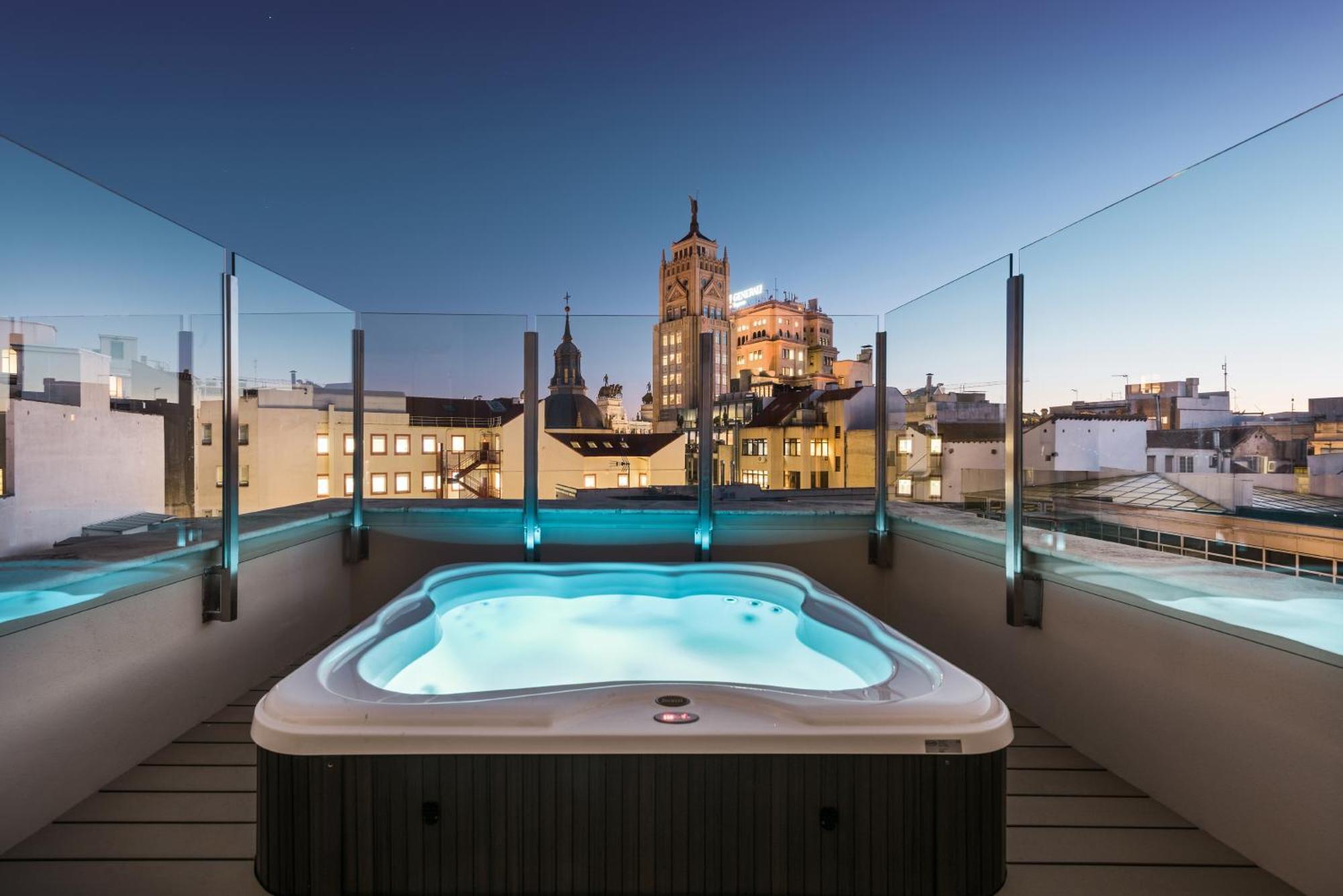 Chambre Double Supérieure avec Terrasse et Bain à Remous
