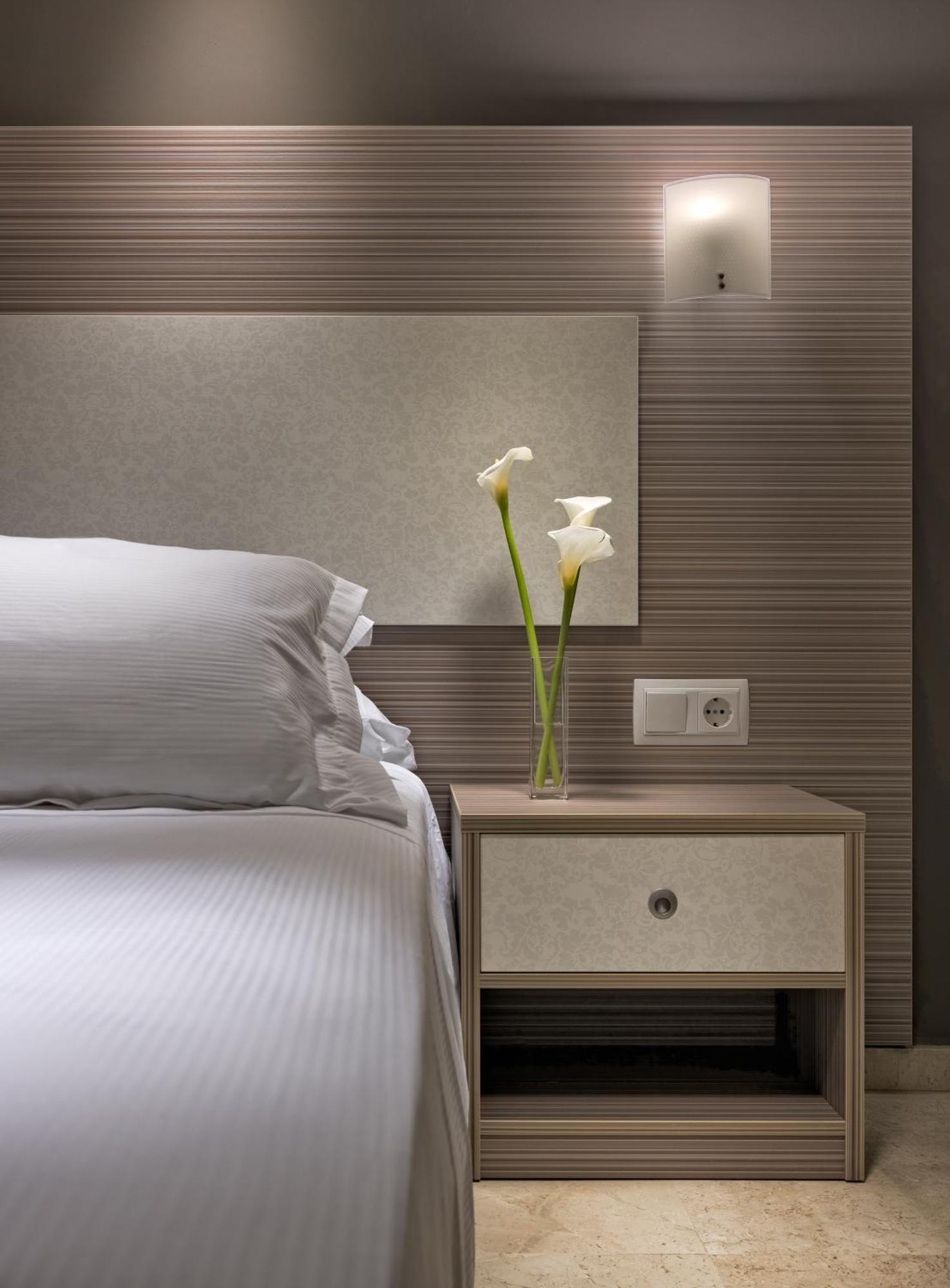Habitación Doble con cama supletoria y vistas a la piscina (2 adultos + 1 niño de hasta 10 años) - 1 o 2 camas