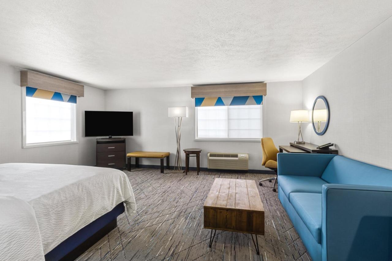 Deluxe King Suite - Non-Smoking