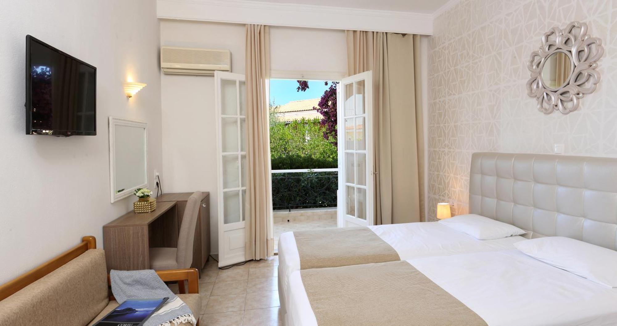 Habitación Triple con vistas al jardín
