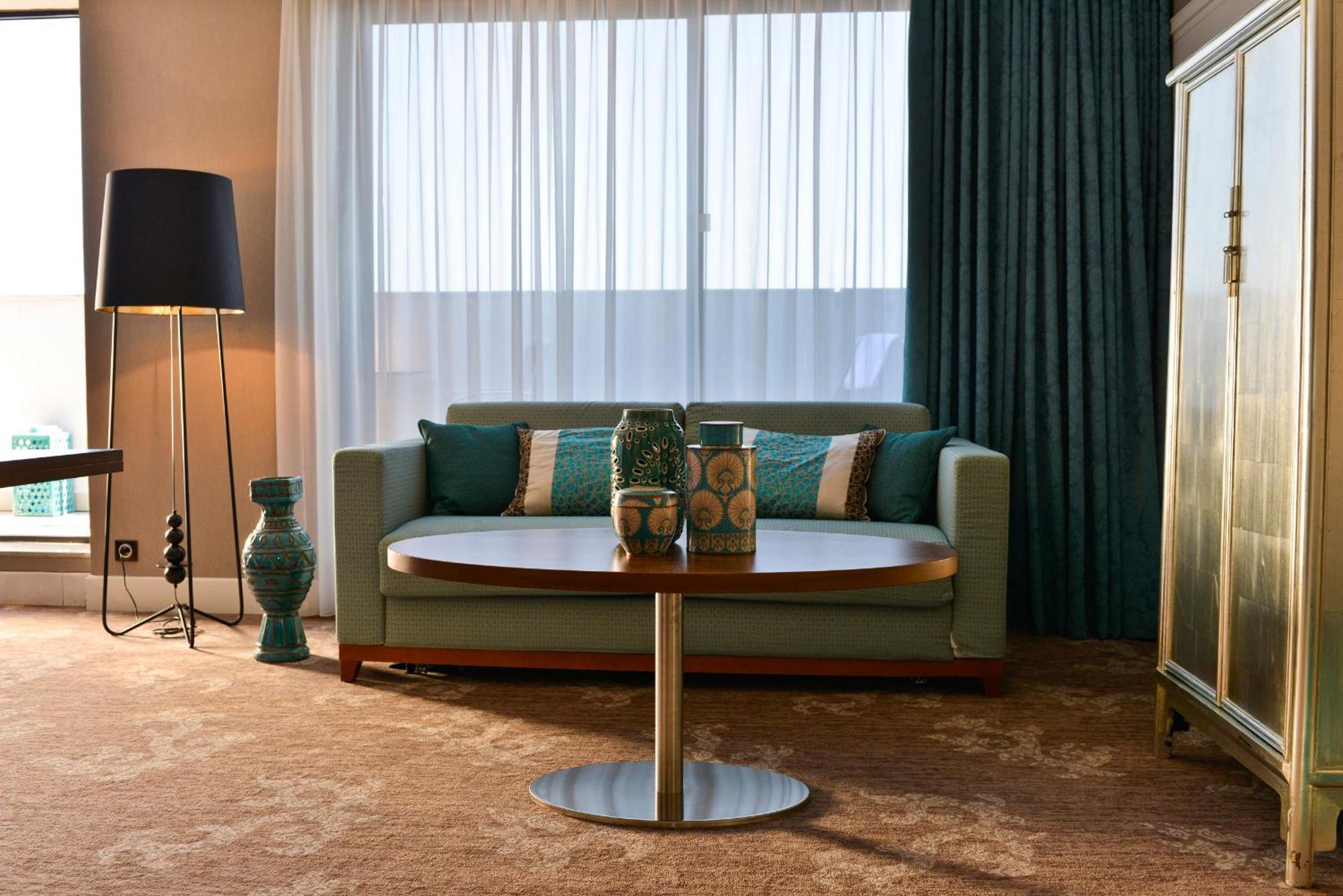 1 King Bed 2 Single Beds 2 Bedroom Suite,1022398255:JPEG