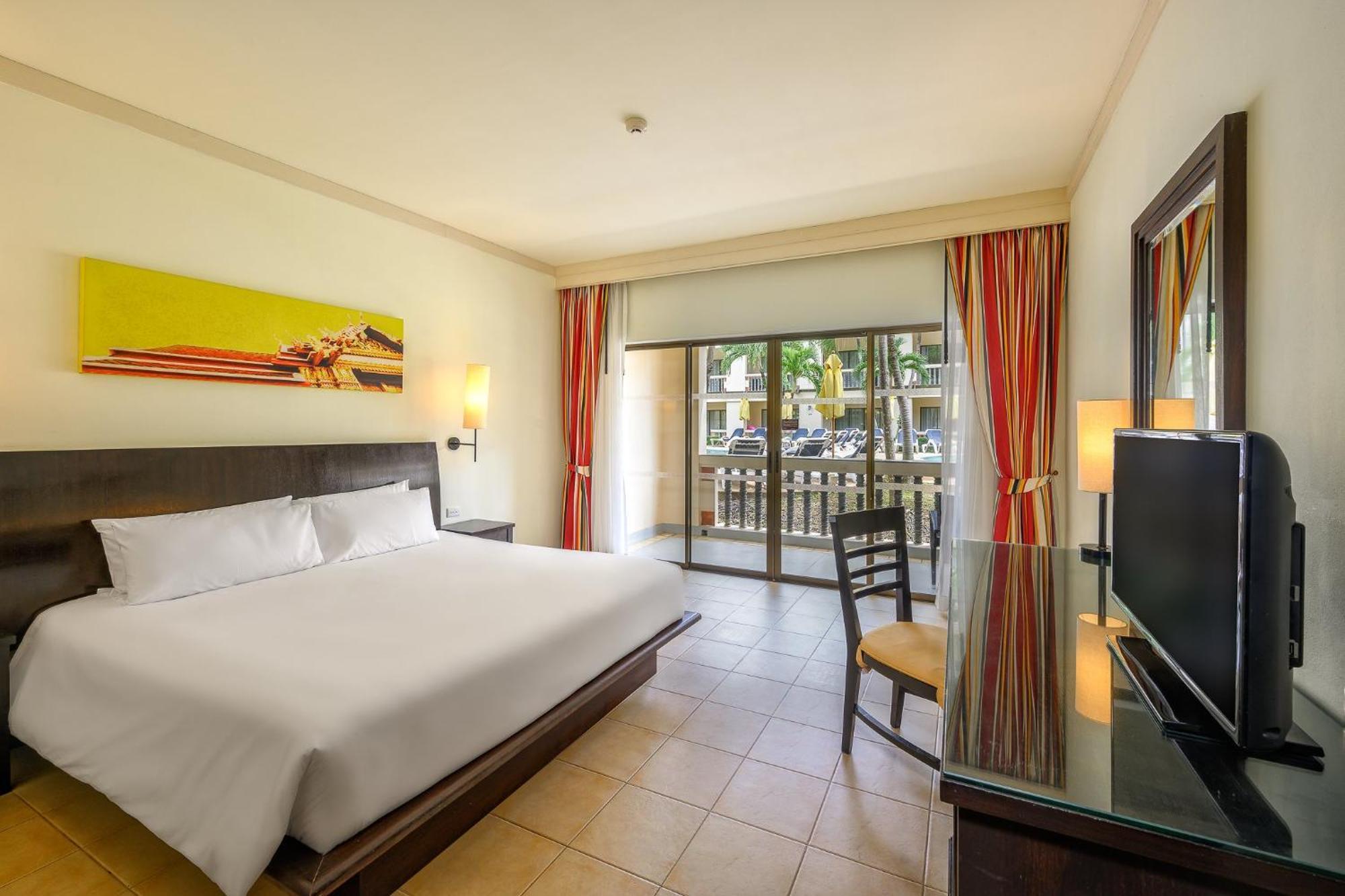 ONE BEDROOM FAMILY SUITE POOLSIDE KING