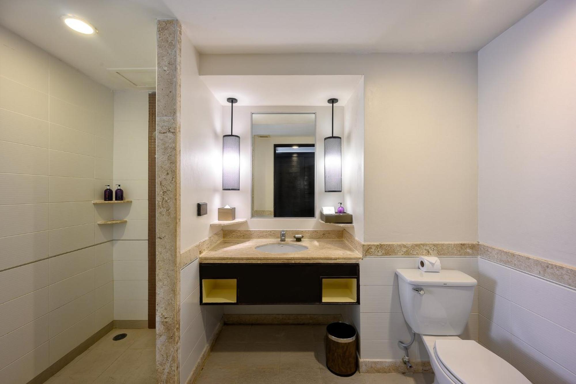 ONE BEDROOM FAMILY SUITE POOLSIDE KING