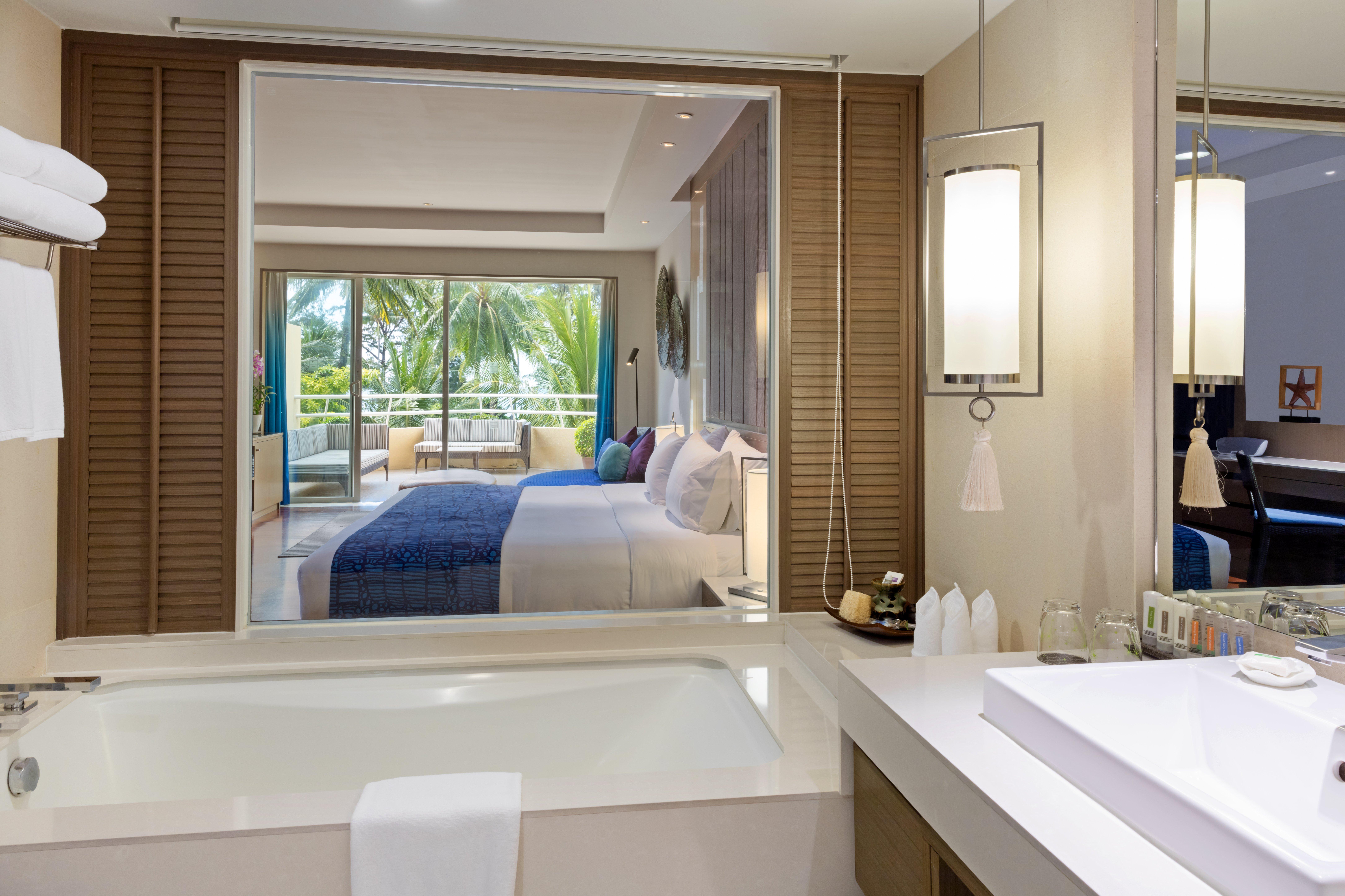 1 King Suite Pool View Furnished Balcony,1698869673:JPEG