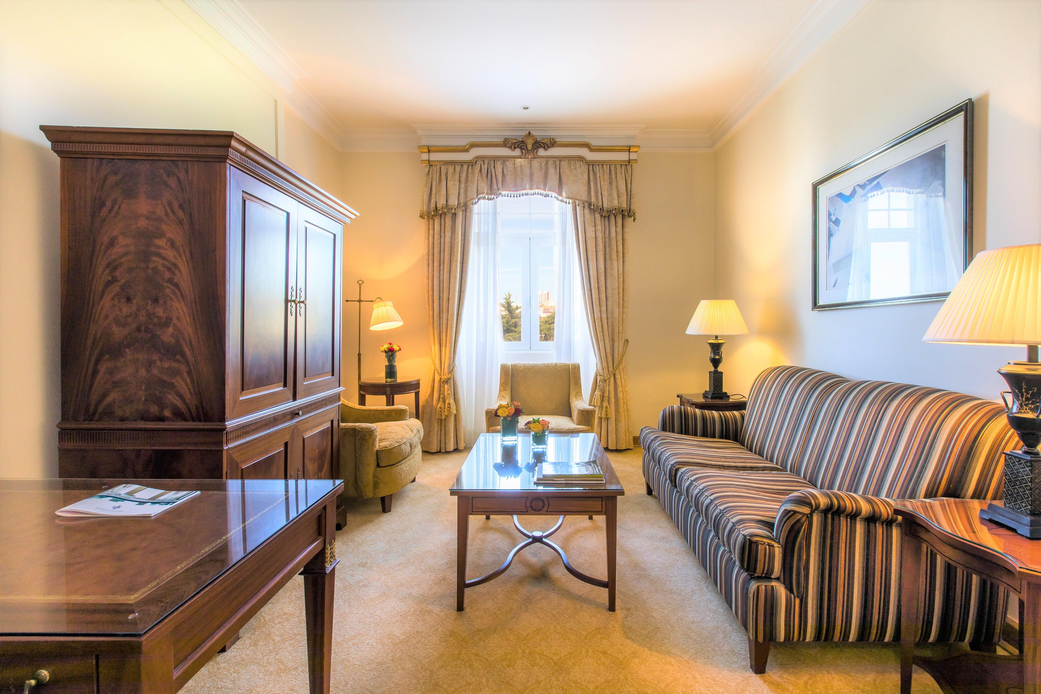 Executive Suite,841322738:JPEG