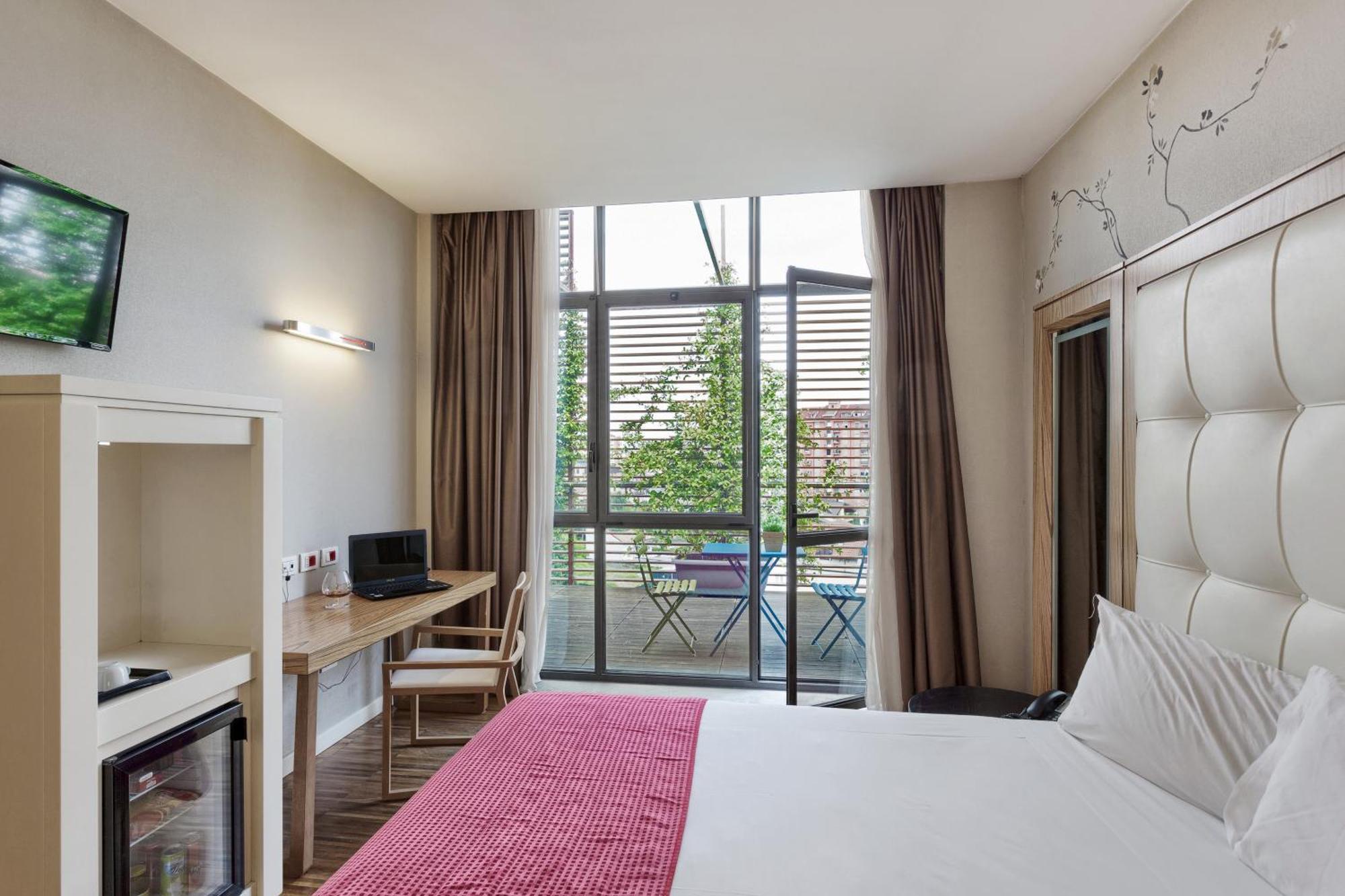 Habitación con cama extragrande y balcón