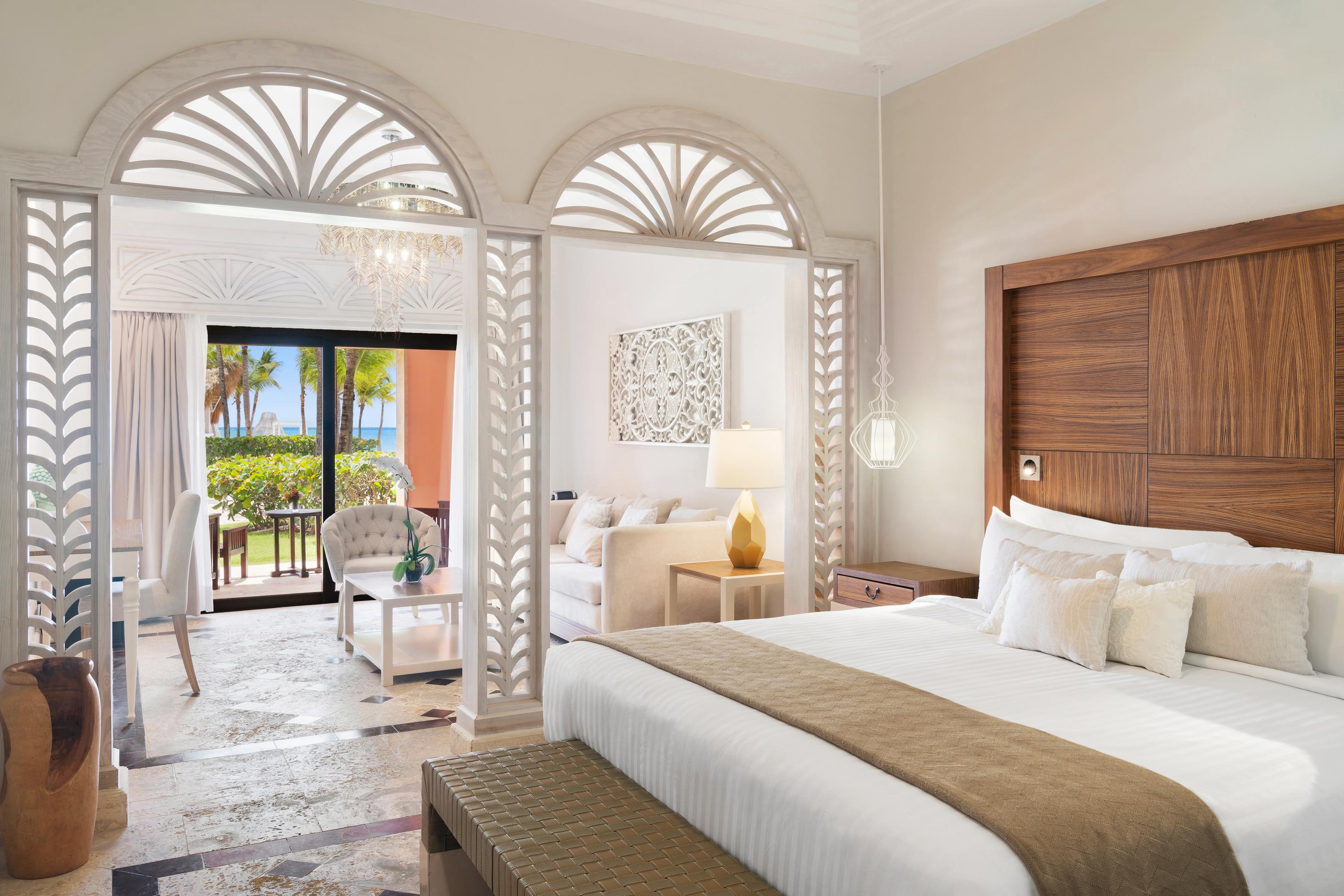 Junior Suite 1 King Beachfront Balcony
