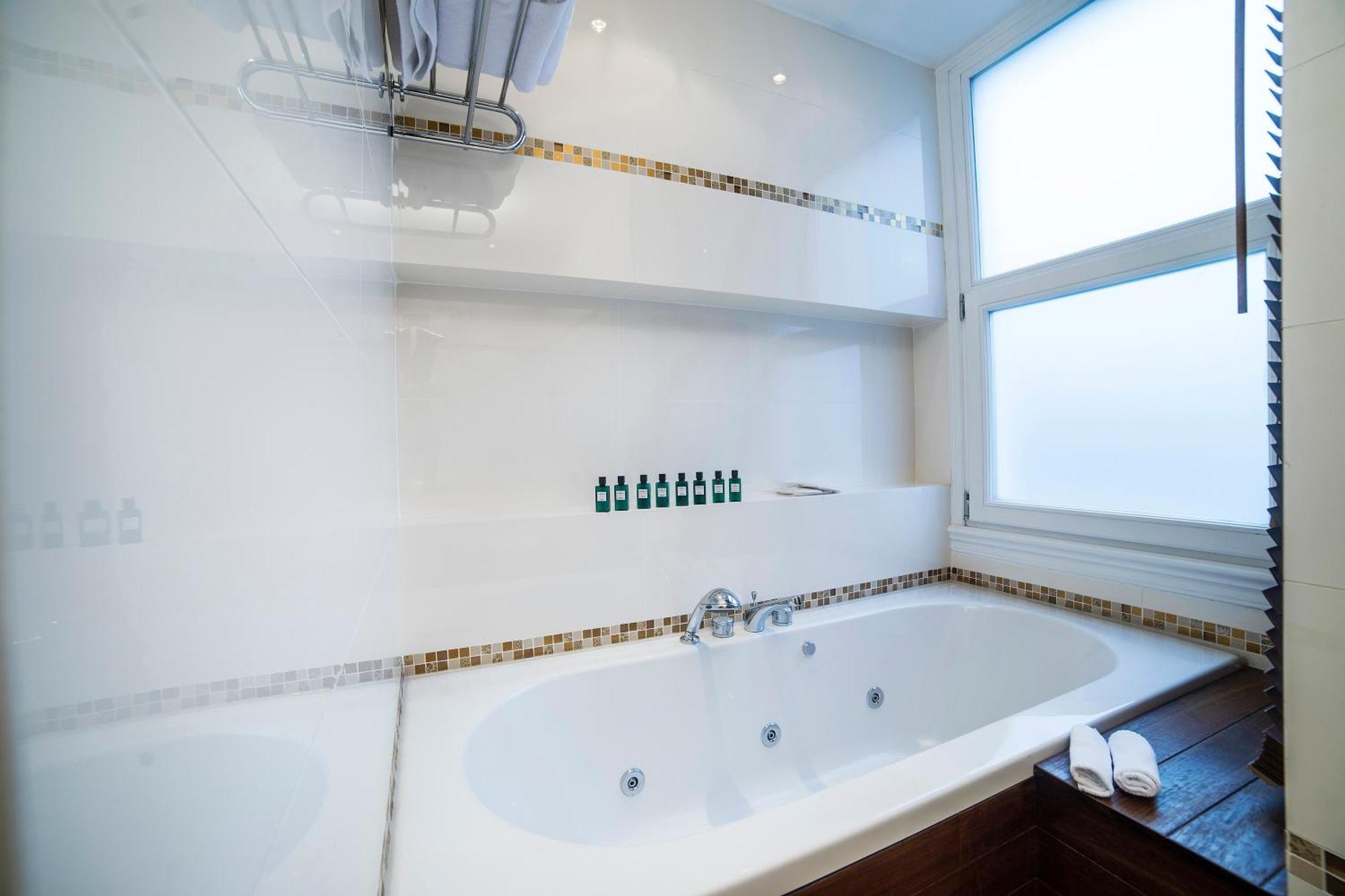 Suite con balcón y vistas al mar - No fumadores