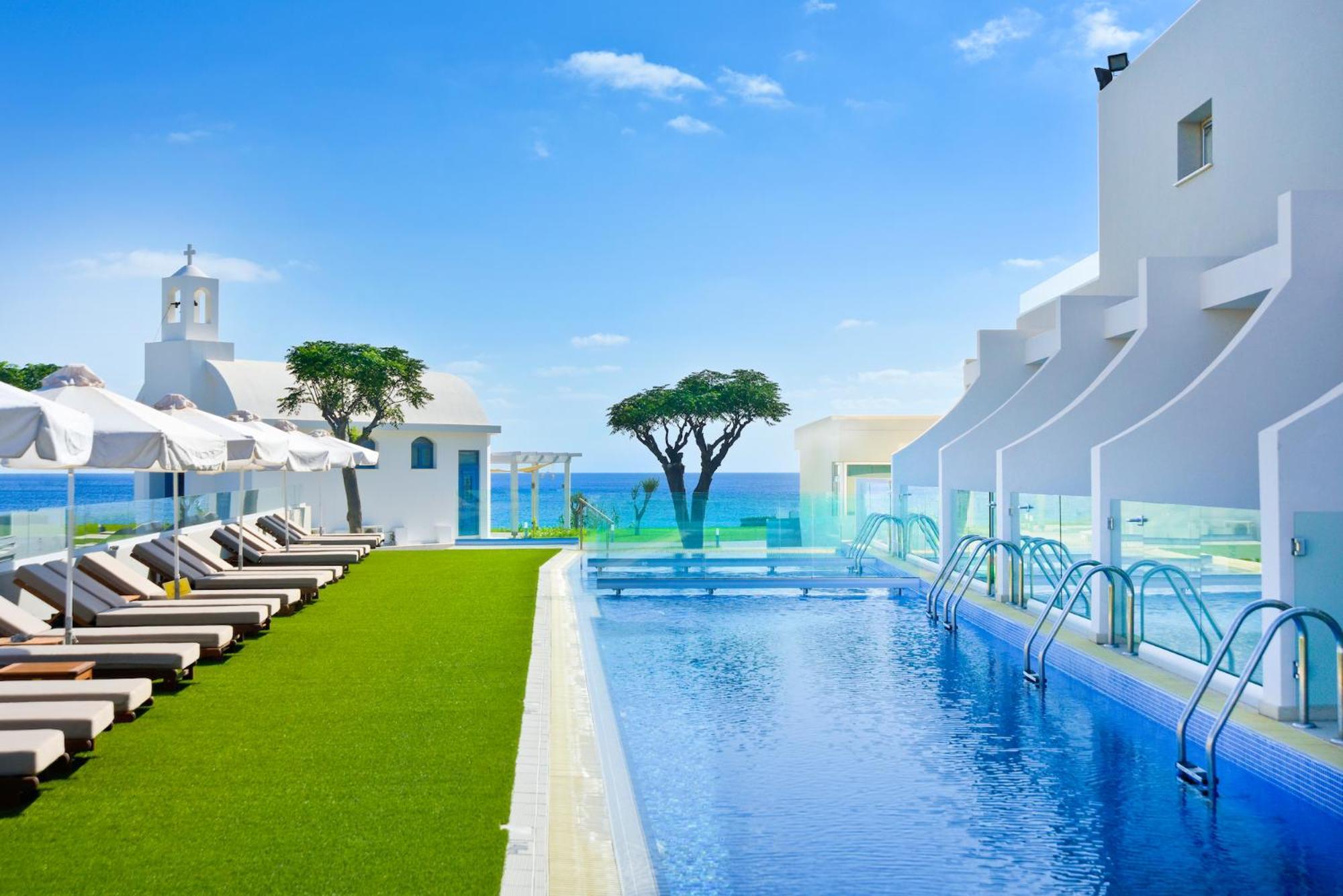 Side Sea View Family Suite with Swim Up Pool & Jacuzzi (2 Adults + 2 Children)