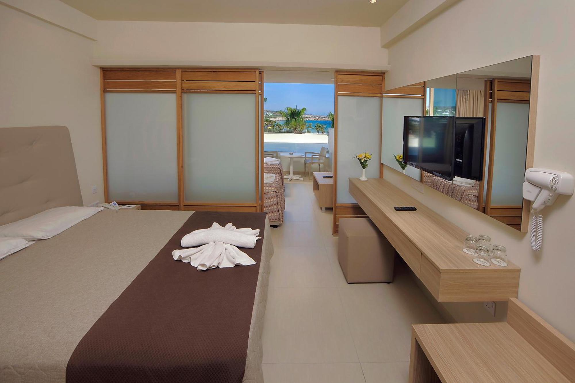 Habitación Familiar Superior con vistas al mar (2 adultos + 2 niños)