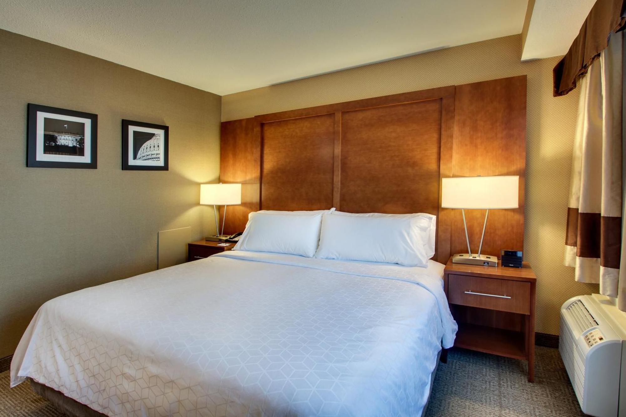 King Room - Mobility Access/Roll in Shower - Non-Smoking