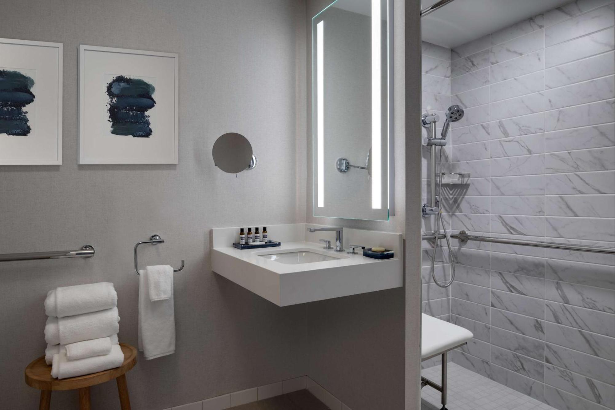 King Room with Accessible Shower - Disability Access