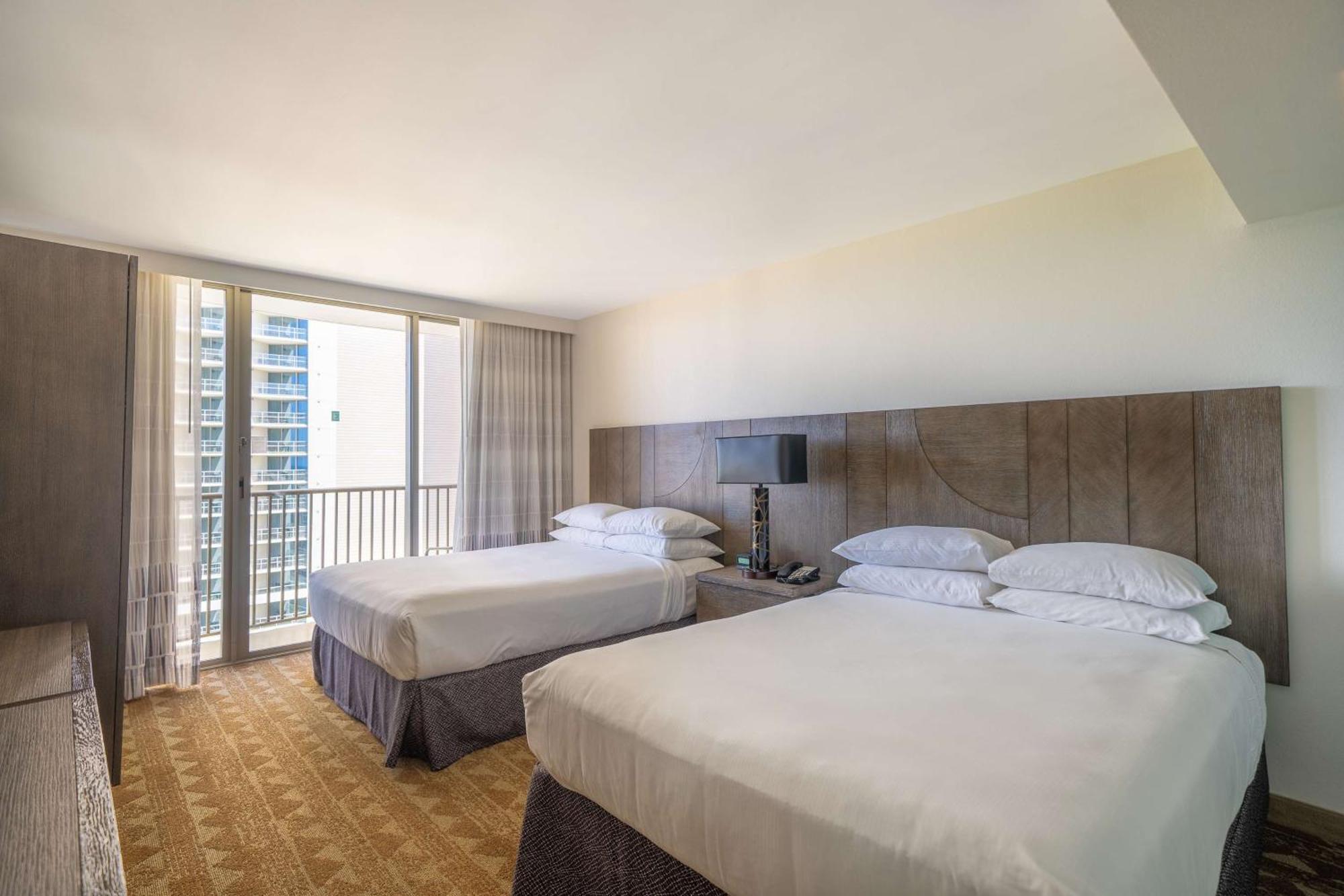Suite met 2 Queensize Bedden en Uitzicht op de Stad - Geschikt voor Gasten met een Lichamelijke Beperking/Gehoorbeperking