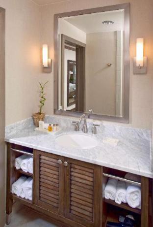 Habitación con 2 camas grandes y vistas al agua